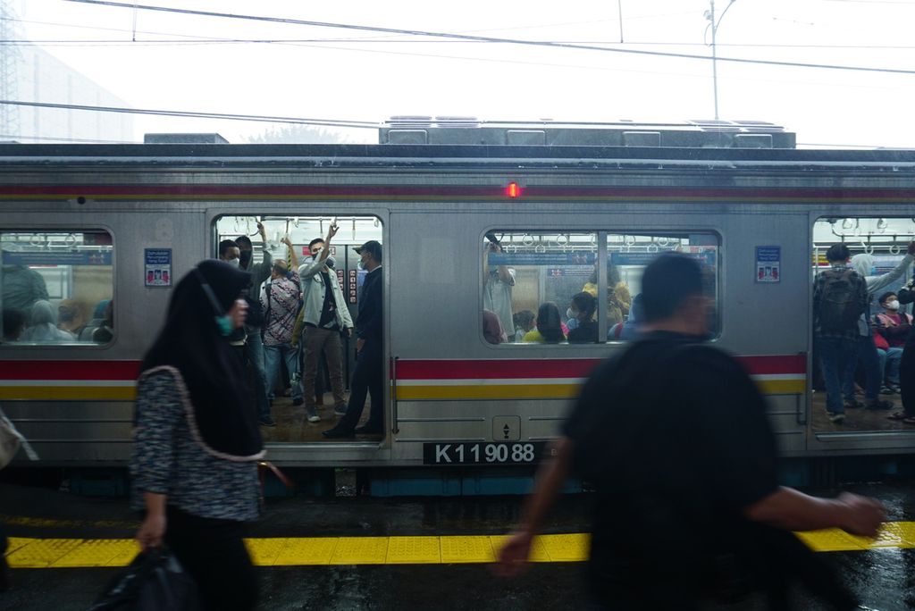 Para penumpang menunggu keberangkatan kereta rel listrik (KRL) dari Stasiun Tanah Abang, Jakarta, Kamis (30/3/2023). Setiap hari, sekitar 830.000 warga Jabodetabek bermobilitas dengan KRL.
