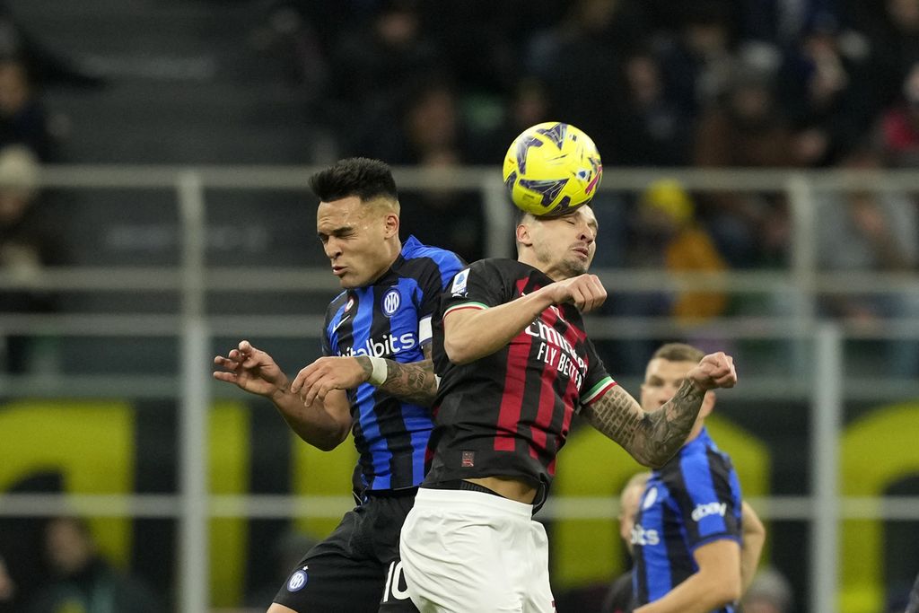 Pemain AC Milan, Rade Krunic (kanan), dan striker Inter Milan, Lautaro Martinez, berebut bola pada laga Liga Italia di Stadion Giuseppe Meazza, San Siro, Milan, Italia, Senin (6/2/2023) dini hari WIB. Inter menang, 1-0. 