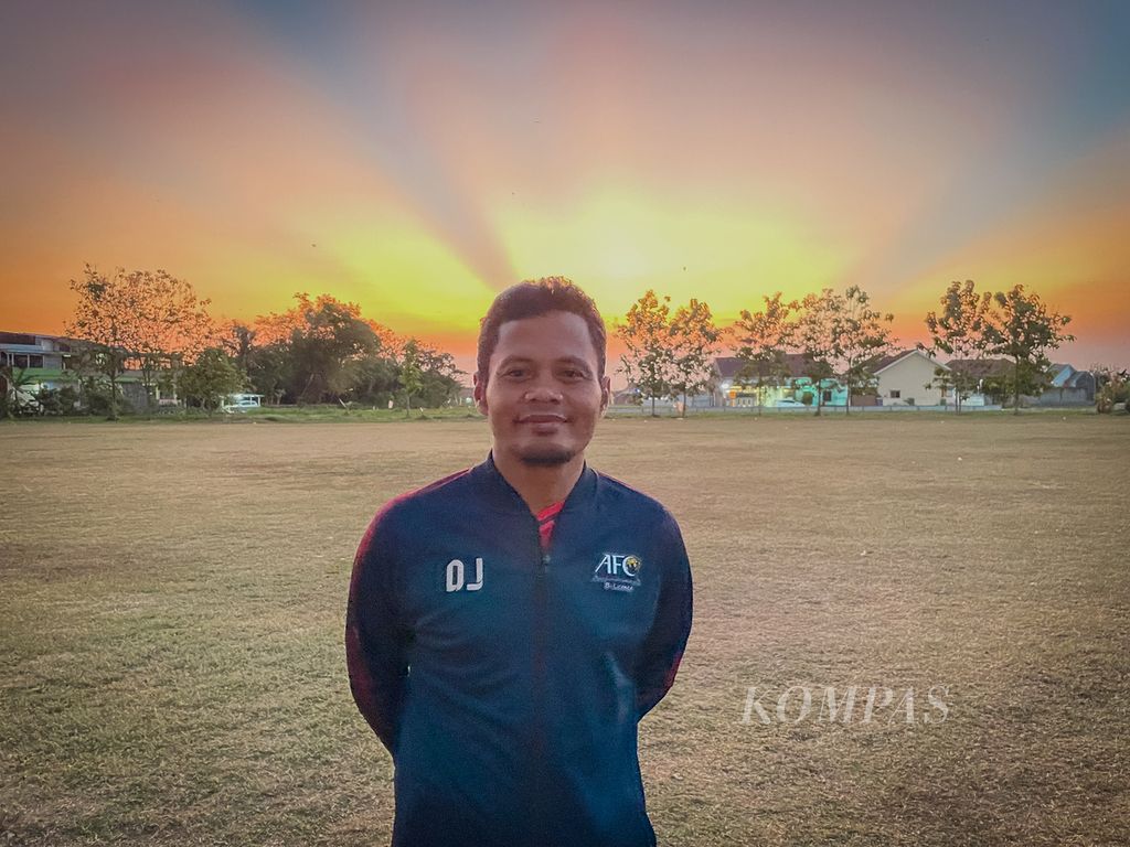 Pelatih Kepala SSB Pandawa Football Academy Dwi Joko Prihatin yang pernah malang-melintang sebagai pemain Liga 1.