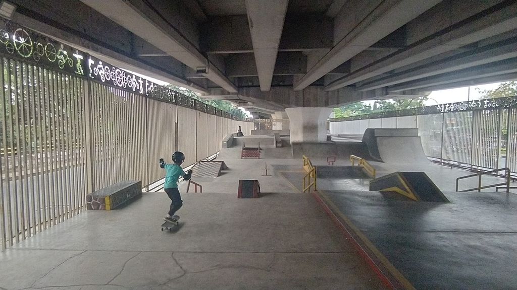 Ihsan yang saat ini duduk di bangku kelas tiga SD tengah bermain skateboard di Skatepark Pasar Rebo, Cijantung, Jakarta Timur, Minggu (30/10/2022), dengan didampingi orangtuanya.