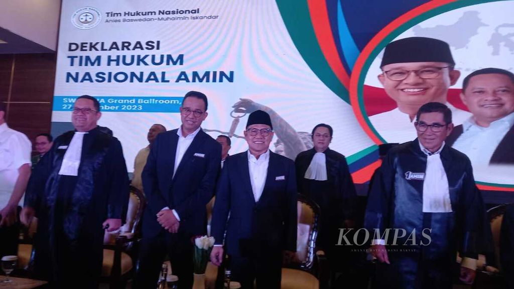 Ketua Umum Tim Hukum Nasional Anies Baswedan-Muhaimin Iskandar, Ari Yusuf Amir, Anies Baswedan, Muhaimin Iskandar, dan Ketua Dewan Penasihat Tim Hukum Nasional Amin Hamdan Zoelva (kiri ke kanan) hadir dalam Deklarasi Tim Hukum Nasional Amin di Jakarta, Senin (27/11/2023).