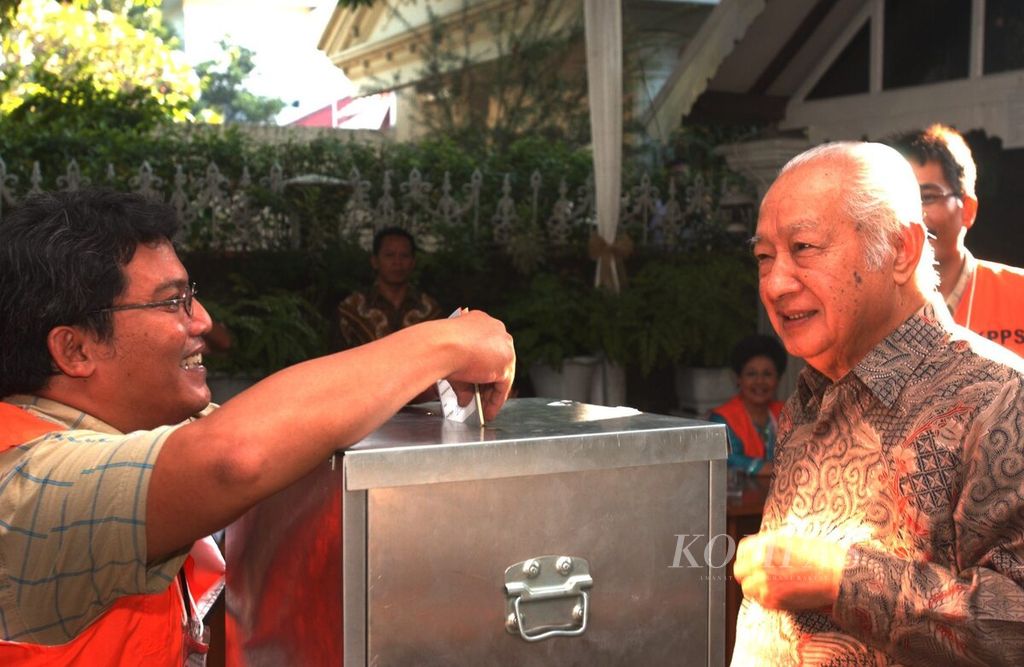 Former number one person of the Republic of Indonesia, Soeharto, cast his vote at polling station 002 Gondangdia, Central Jakarta.