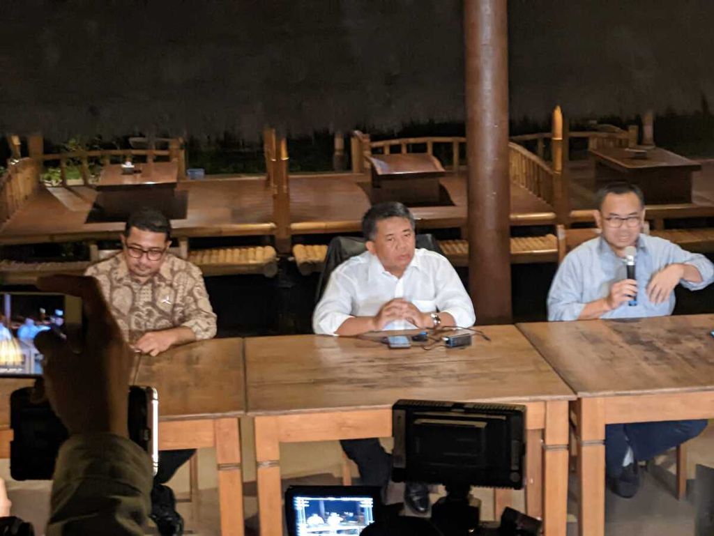 Anggota tim kecil Koalisi Perubahan (kiri-kanan), Sekjen Partai Demokrat Teuku Harsya, Wakil Ketua Majelis Syuro PKS Sohibul Iman, dan Ketua Tim Kecil Koalisi Perubahan Sudirman Said di Jakarta, Senin (30/1/2023).