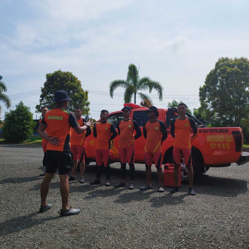 Tim Basarnas Lampung sedang melakukan pencarian seorang nelayan yang hilang di perairan barat Lampung sejak Minggu (4/6/2023). 