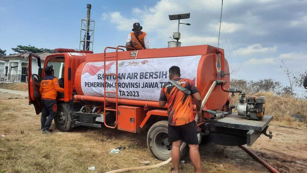 A number of fire trucks are on standby at the Jatibarang landfill in Semarang, Central Java on Tuesday (19/9/2023). The fire at the landfill has been extinguished by about 90 percent. The monitoring and cooling process is still ongoing.