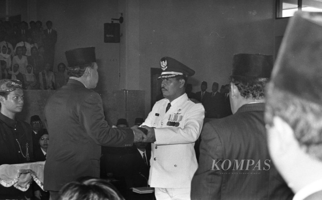 BUPATI BEKASI - Kolonel (Inf) Mochammad Djamhari dilantik menjadi Bupati Bekasi periode 1993-1998 di Gedung DPRD Bekasi, hari Selasa, 9 November 1993 oleh Gubernur Jabar, R. Nuriana, atas nama Menteri Dalam Negeri.
