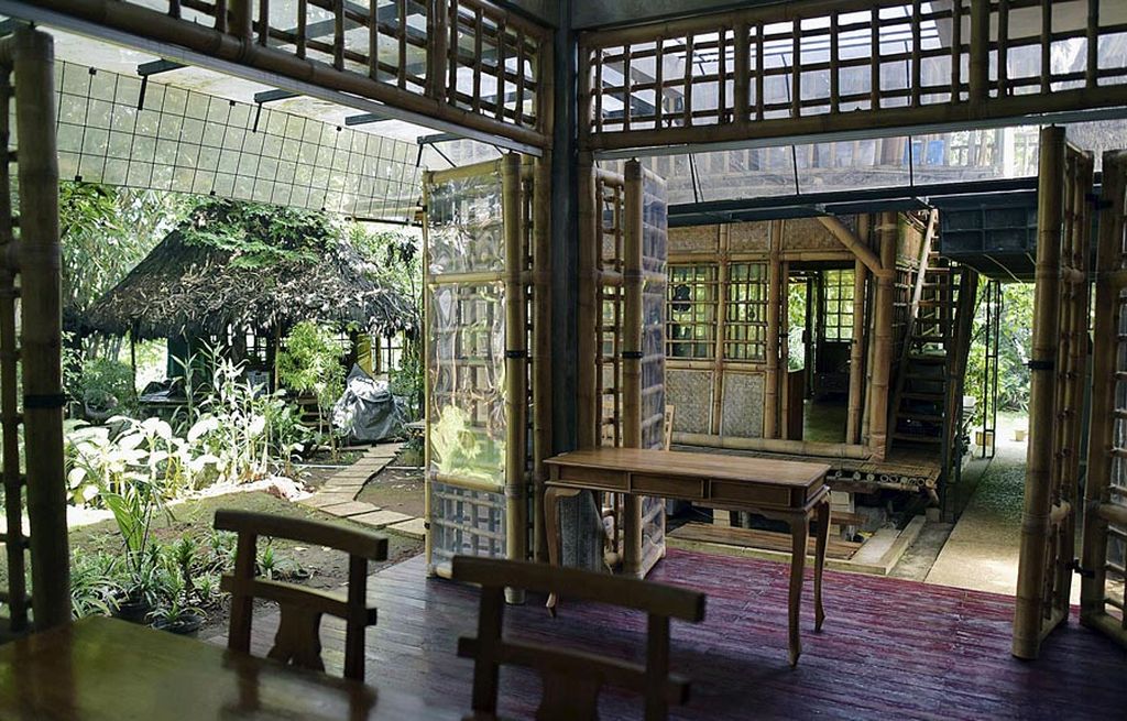 Ruang tengah rumah bambu milik Ahmad Safruddin di tepi Situ Citayam, Pondok Terong, Depok, Jawa Barat, Rabu (16/8). 
