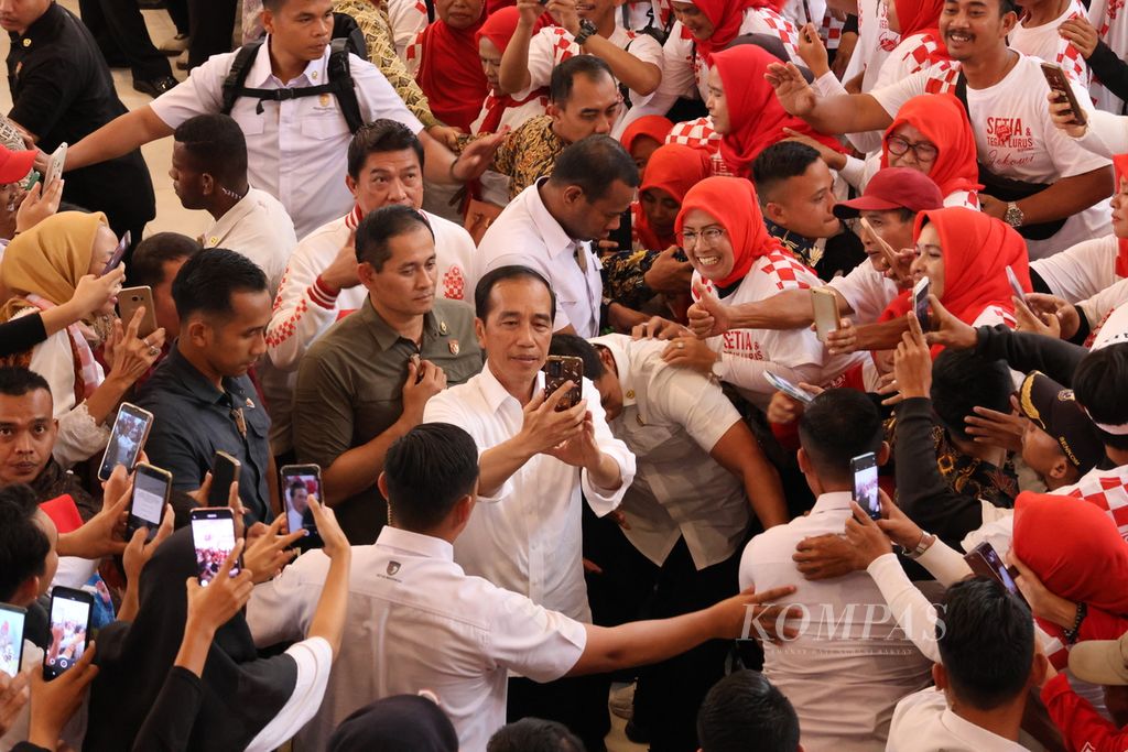 Foto bersama menjadi acara paling dinantikan para sukarelawan dalam acara-acara pertemuan sukarelawan dengan Presiden Joko Widodo. Hal ini misalnya terjadi di pembukaan Rembug Nasional Solidaritas Merah Putih (Solmet) di Kota Bogor, Sabtu (16/9/2023) sore.