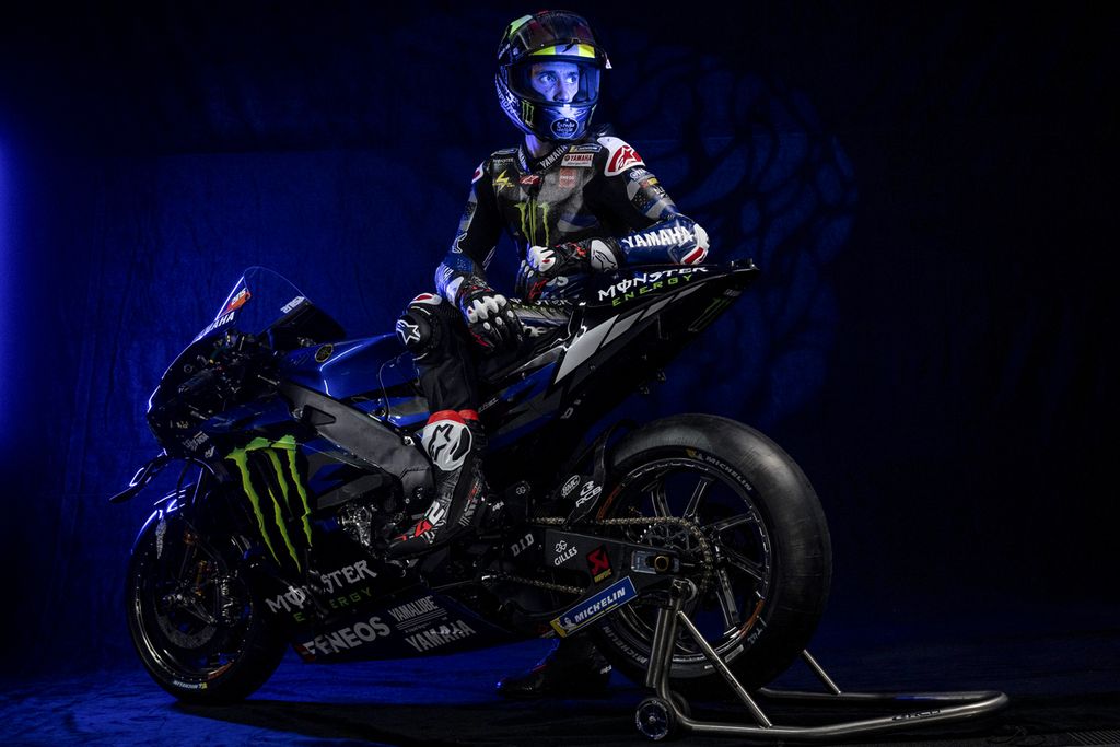 Alex Rins berpose di atas YZR-M1 dalam peluncuran tim Monster Energy Yamaha untuk MotoGP 2024 di Sepang, Malaysia, Senin (5/2/2024). Rins bersemangat mengawali persaingan MotoGP bersama tim barunya itu dan berkomitmen mengembangkan M1 menjadi motor yang kompetitif.