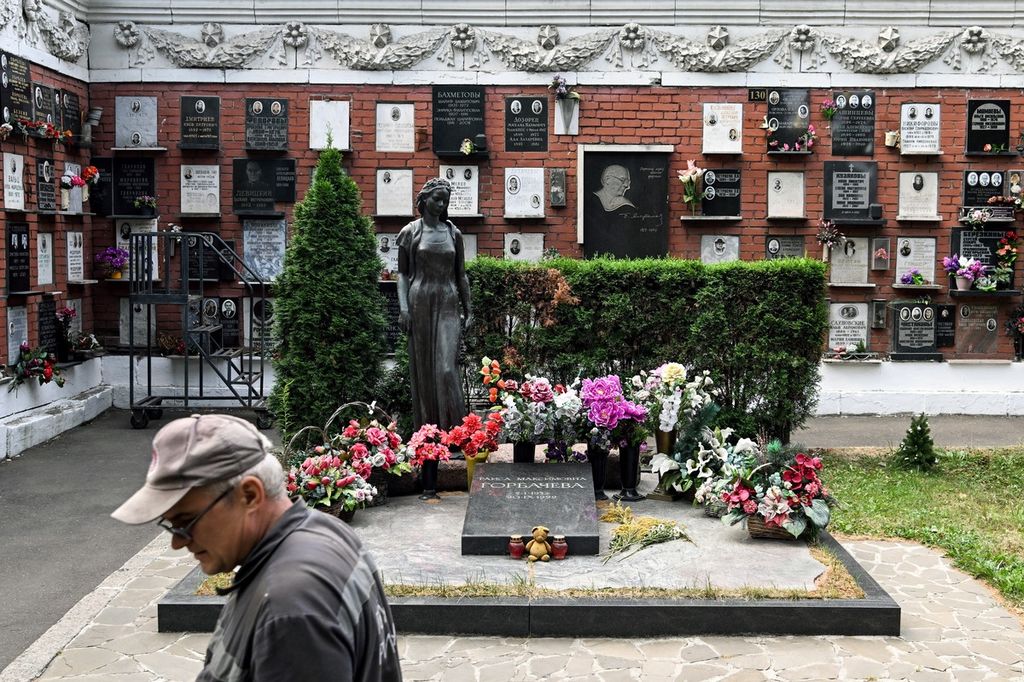 Makam mantan Ibu Negara Uni Soviet Raisa Gorbacheva di Taman Pemakaman Umum Novodevichy, Moskwa, Rusia. Suaminya, Mikhail Gorbachev, dimakamkan di sampingnya pada 3 September 2022.