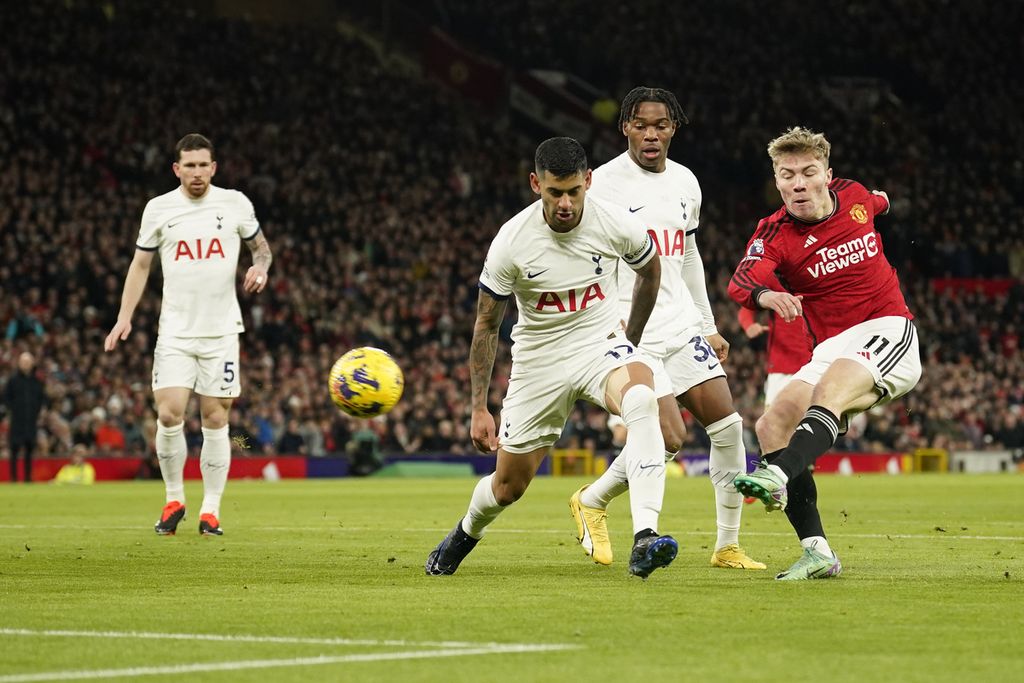 Striker Manchester United Rasmus Hojlund (kanan) mencetak gol ke gawang Tottenham Hotspur pada laga Liga Inggris,
