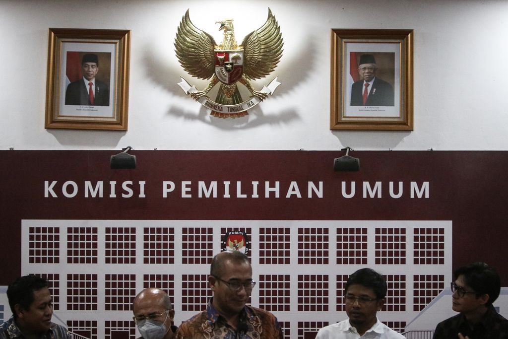 Ketua KPU Hasyim Asy'ari (tengah) menyampaikan keterangan pers di Kantor KPU, Jakarta, Rabu (21/12/2022). KPU akan melibatkan ahli untuk menindaklanjuti putusan MK terkait UU Nomor 7 Tahun 2017 tentang Pemilu.  
