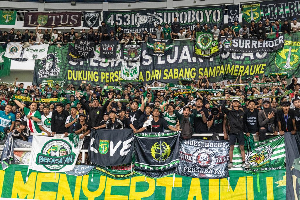 Sejumlah suporter Persebaya Surabaya memberikan penghormatan kepada tim Persebaya yang mengalahkan PSIS Semarang, 2-1, pada laga BRI Liga 1 di Stadion Jatidiri, Semarang, Jawa Tengah, 29 Maret 2023. 