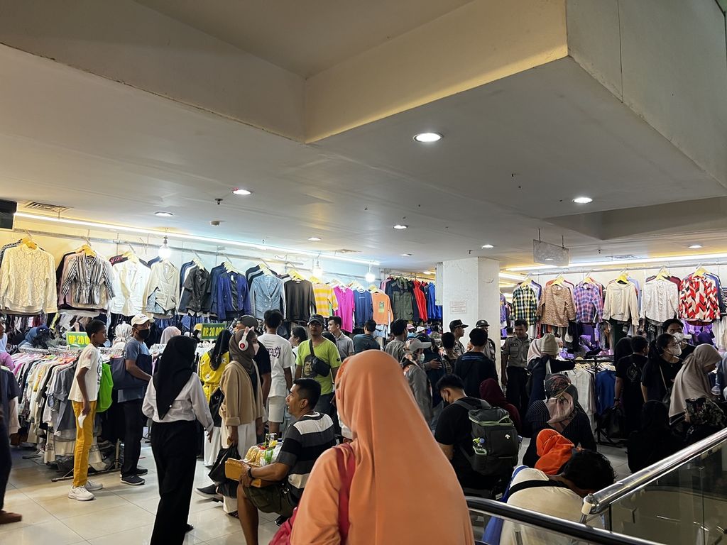 Aktivitas penjualan barang bekas impor di Blok III Pasar Senen Jaya, Jakarta Pusat, Minggu (19/3/2023).