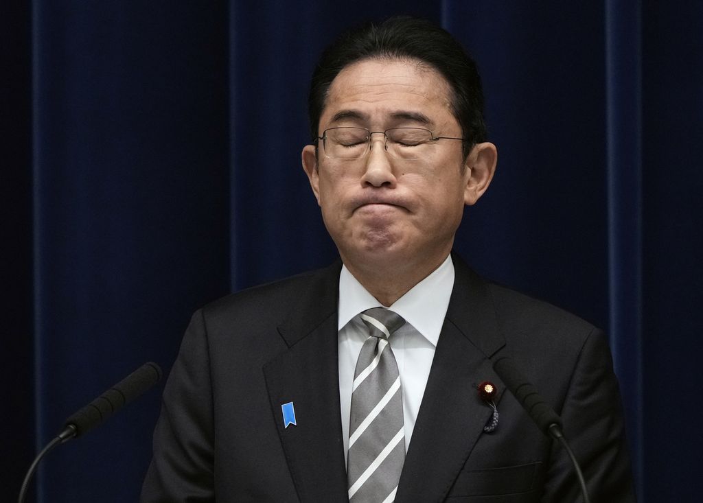 Perdana Menteri Jepang  Fumio Kishida  di sela konferensi pers di Tokyo, Jepang, pada Rabu (13/12/2023). Ia sedang pening karena skandal dana kampanye yang menerpa partainya.