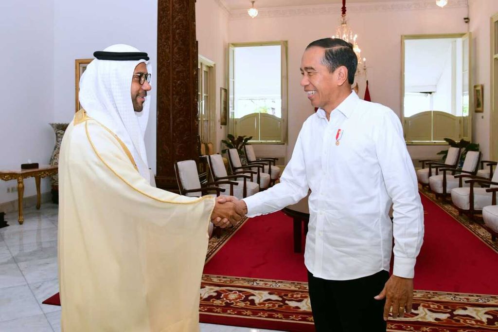 Presiden Joko Widodo menerima Duta Besar Uni Emirat Arab untuk Republik Indonesia Abdulla Salem Al Dhaheri, di Istana Merdeka, Jakarta, Selasa (4/4/2023). 
