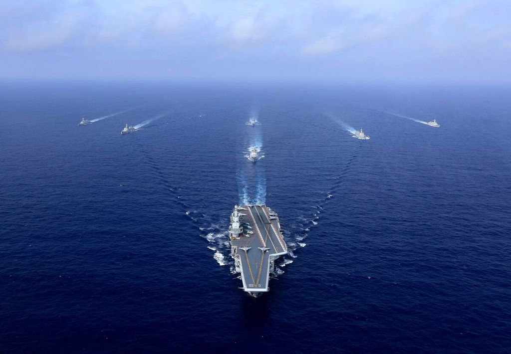 Arsip foto yang diambil pada 18 April 2018 memperlihatkan kapal induk operasional China, Liaoning, berlayar saat latihan perang di laut. 