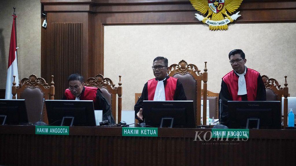 Majelis hakim memasuki ruangan untuk memulai sidang vonis terhadap bekas pejabat Direktorat Jenderal Pajak Kementerian Keuangan, Rafael Alun Trisambodo, di Pengadilan Tindak Pidana Korupsi Jakarta Pusat, Jakarta, Senin (8/1/2024). 