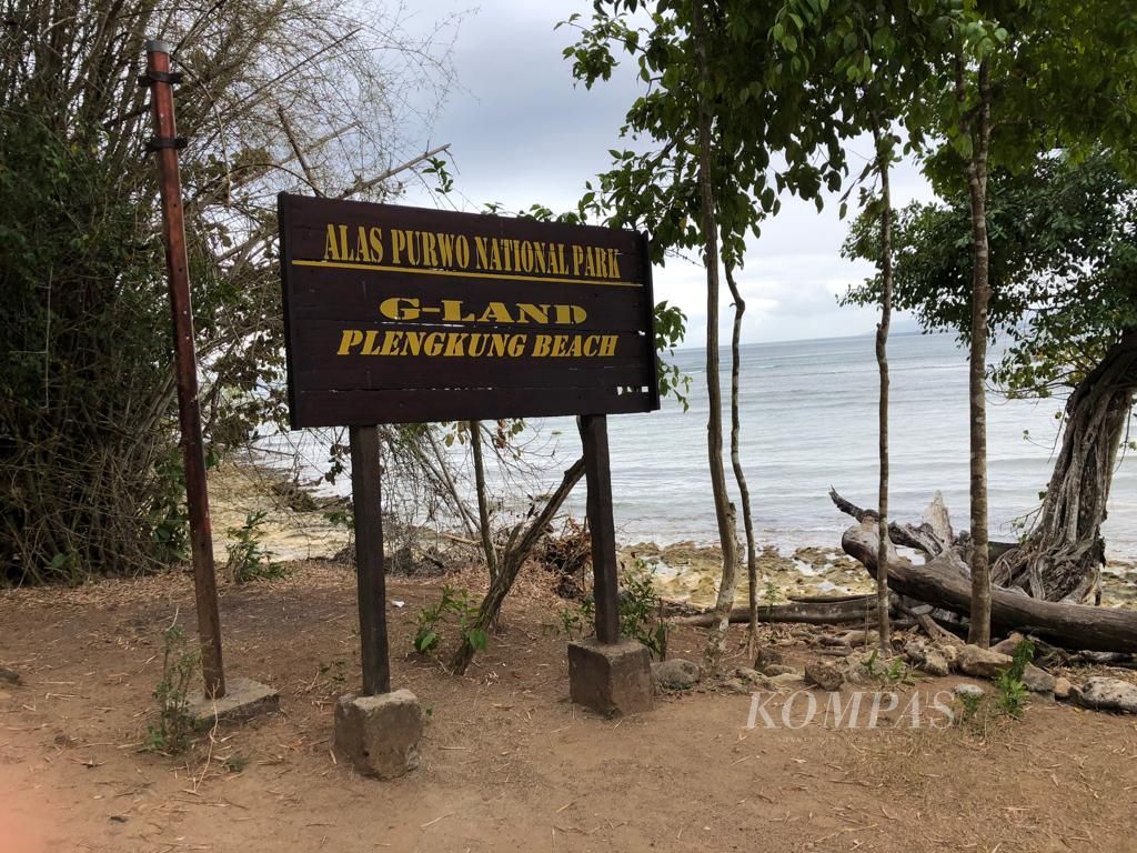 Pantai Plengkung di ujung tenggara Taman Nasional Alas Purwo, Banyuwangi, Jawa Timur, juga dikenal dengan sebutan G-Land. Alas Purwo menjadi bagian dari Taman Bumi Global Ijen UNESCO.