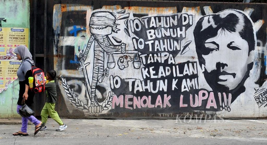 Mural pejuang hak asasi manusia Munir terpasang di Jalan Raya Cinere, Depok, Jawa Barat, Jumat (24/4/2015). 