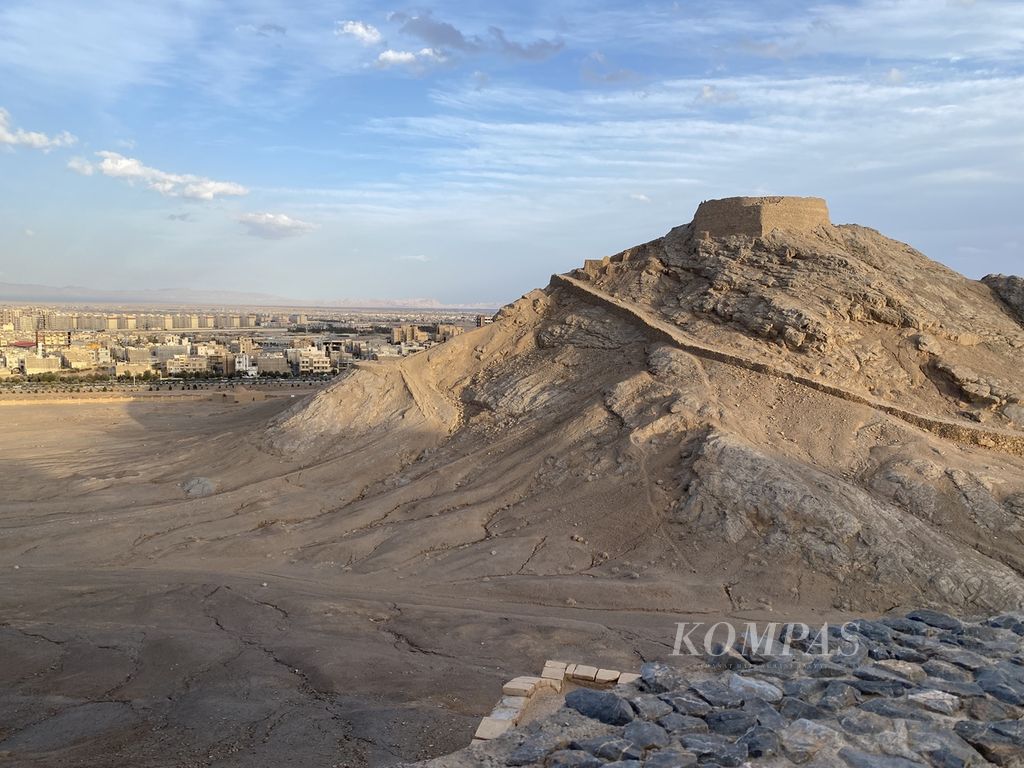 Dakhma atau Tower of Silence di Yazd, Iran, saat dikunjungi pada 7 Februari 2023. Tempat ini merupakan salah satu situs peninggalan agama Zoroaster. Agama monoteis pertama di dunia tersebut bermula di negeri Persia ini sejak lebih dari 4.000 tahun lalu. 