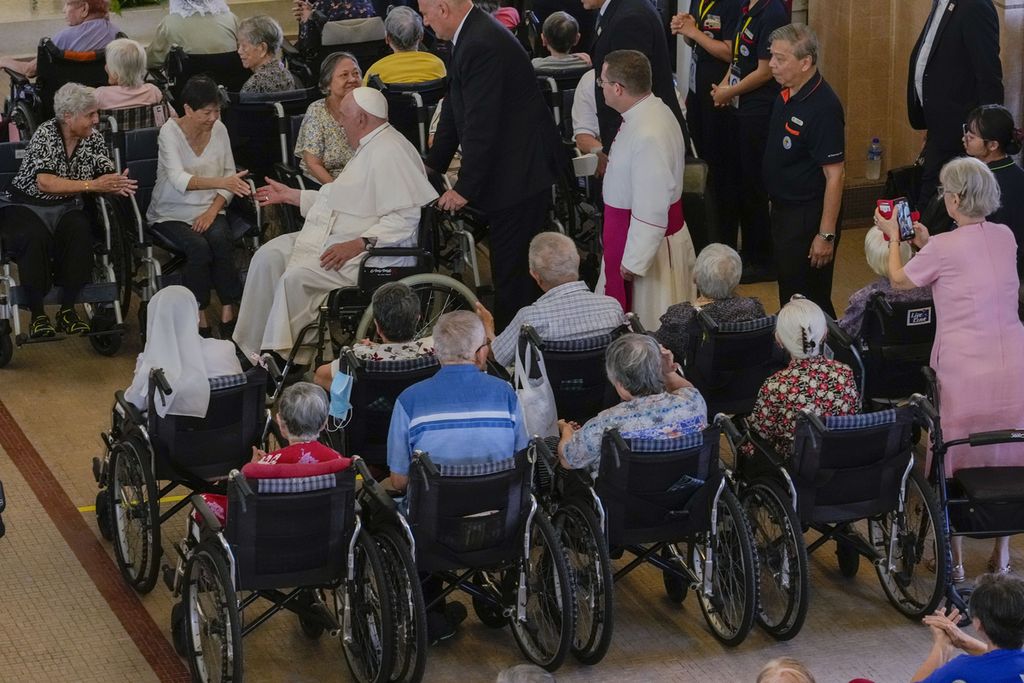 Paus Fransiskus menjumpai warga lansia di panti jompo Katolik St. Theresia di Singapura, Jumat (13/9/2024). 