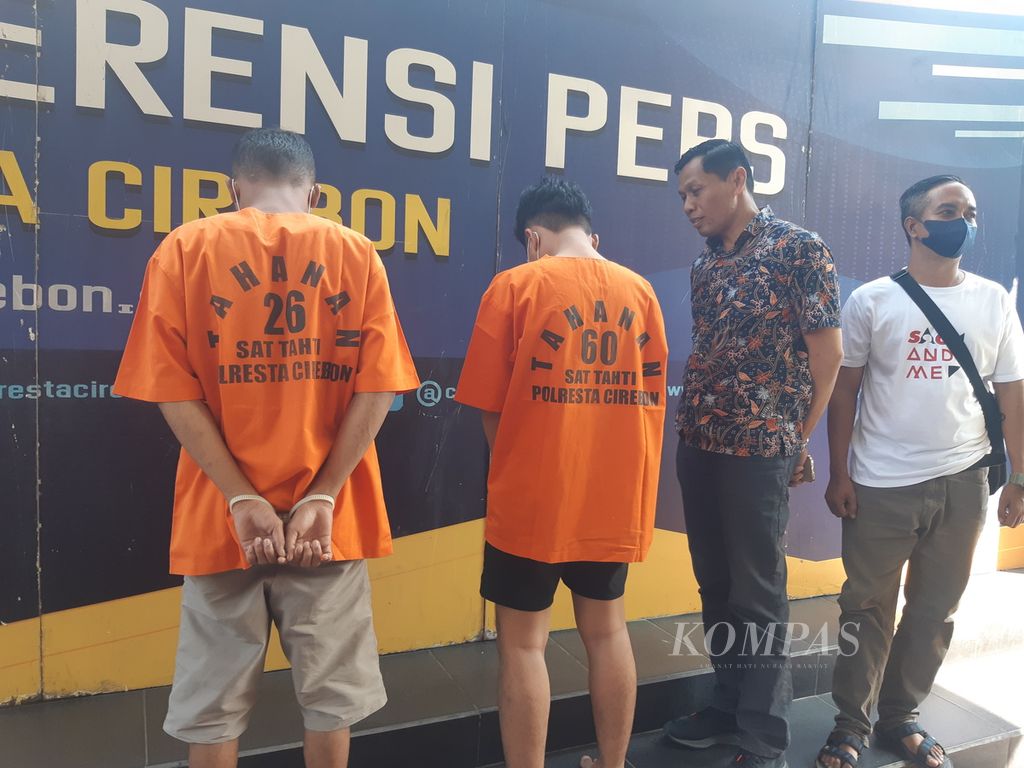 Sejumlah tersangka kasus tawuran geng motor dihadirkan dalam konferensi pers di Markas Polresta Cirebon, Jawa Barat, Jumat (27/5/2022).