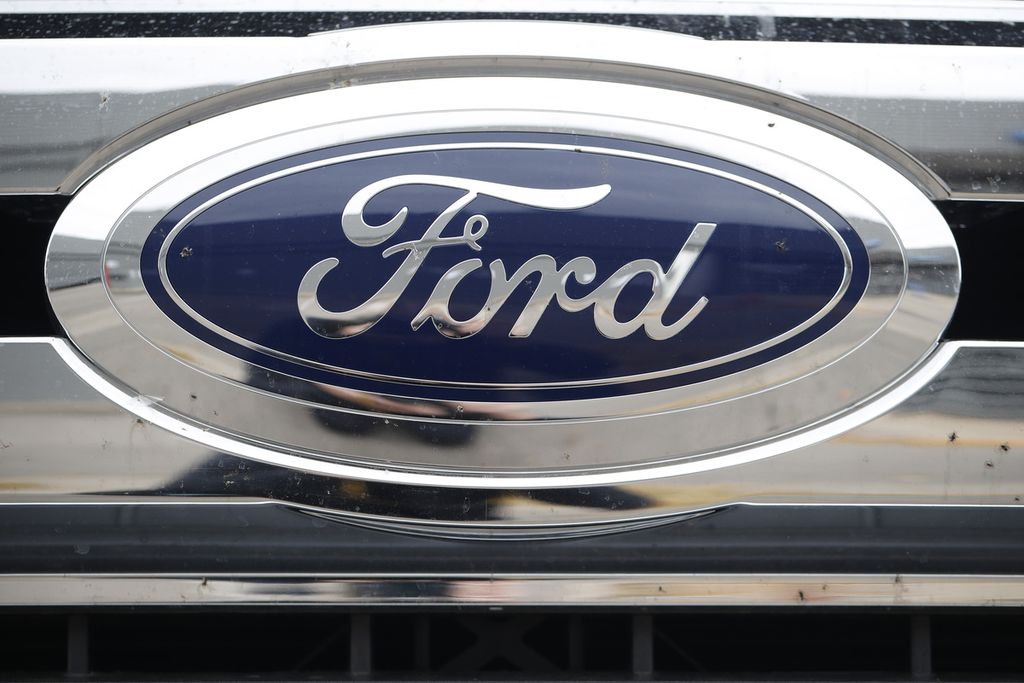 Foto bertanggal 20 Oktober 2019 ini memperlihatkan logo perusahaan Ford di sebuah dealer Ford di Littleton, Negara Bagian Colorado, AS. Ford Motor Co memulai kembali pembangunan pabrik baterai kendaraan listrik di Michigan, yang tertunda dua bulan, menyusul unjuk rasa serikat pekerja otomotif. 