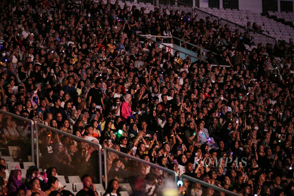 Suasana tribune yang dipadati penonton dalam Raisa Live in Concert di Stadion Utama Gelora Bung Karno, Jakarta, Sabtu (25/2/2023) malam.