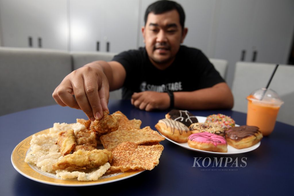 Menu makanan gorengan dan manis yang perlu dibatasi karena bisa menyebabkan obesitas, Mei 2022, di Jakarta. 