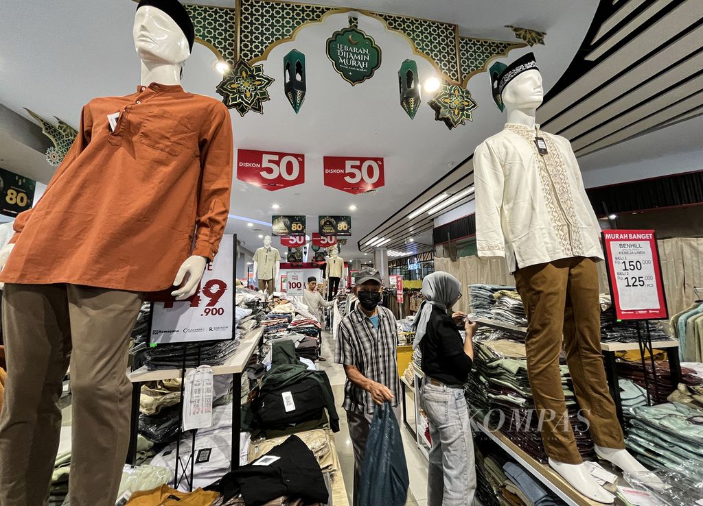 Pengunjung berbelanja pakaian di sebuah pusat perbelanjaan di Ciledug, Kota Tangerang, Banten, Selasa (9/4/2024). Masyarakat memanfaatkan waktu yang tersisa untuk membeli segala kebutuhan pada H-1 Lebaran. Tak heran jika pasar hingga pusat perbelanjaan dipadati pembeli.