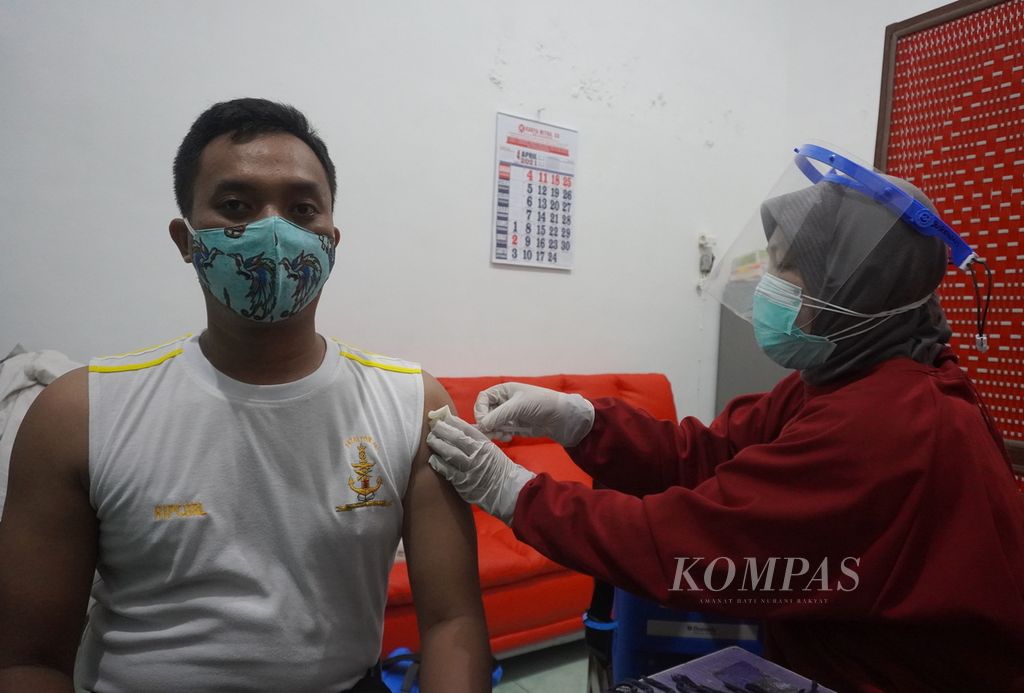 Pelayan publik disuntik vaksin Covid-19 di Dinas Kesehatan Kota Tegal, Jawa Tengah, Jumat (16/4/2021) malam. Selama Ramadhan, Dinas Kesehatan Kota Tegal melayani vaksinasi malam hari mulai pukul 19.00 hingga 21.00. Layanan ini diberikan kepada warga yang tidak bisa mengikuti vaksinasi pada siang hari.