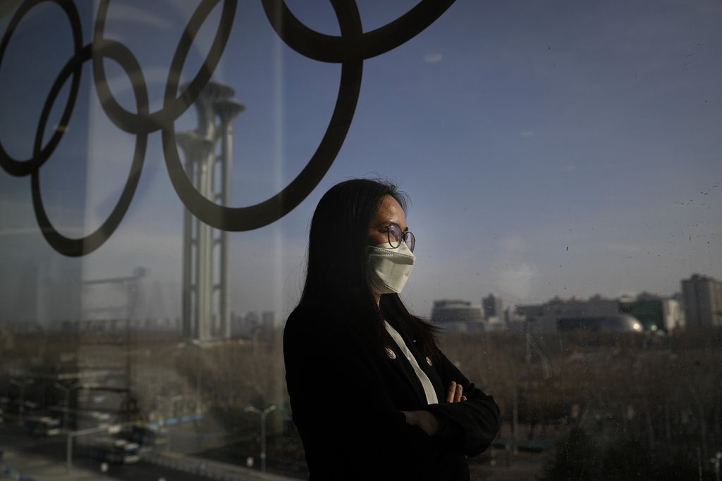 Cathy Chen, pekerja Olimpiade Musim Dingin 2022, berdiri untuk diambil fotonya di <i>media center</i> utama Olimpiade Musim Dingin 2022 di Beijing, China, 11 Februari 2022.