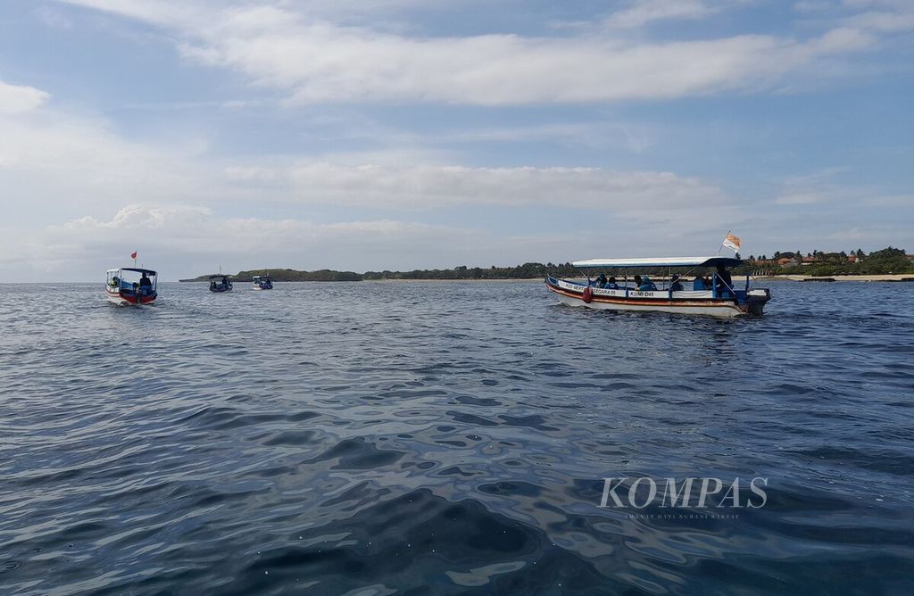 Pemandangan kawasan The Nusa Dua ITDC dari laut. ITDC mengadakan acara temu media serangkaian perayaan HUT Ke-50 ITDC, Rabu (29/11/2023). Wartawan dan direksi ITDC berkesempatan mengamati kawasan The Nusa Dua dari laut dengan menaiki kapal <i>glass bottom</i>, yang bertolak dari Pantai Samuh, Desa Bualu, Kecamatan Kuta Selatan, Kabupaten Badung. 