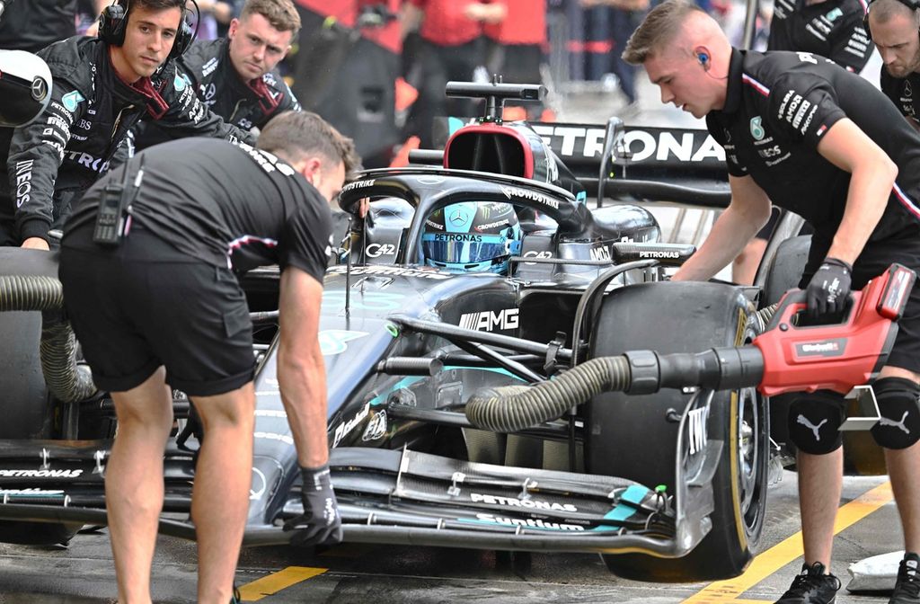 Pebalap Mercedes, George Russell, duduk di mobilnya yang tengah disetel mekanik pada sesi latihan bebas kedua Formula 1 seri Hongaria di Sirkuit Hongaroring, Budapest, Jumat (21/7/2023) waktu setempat.