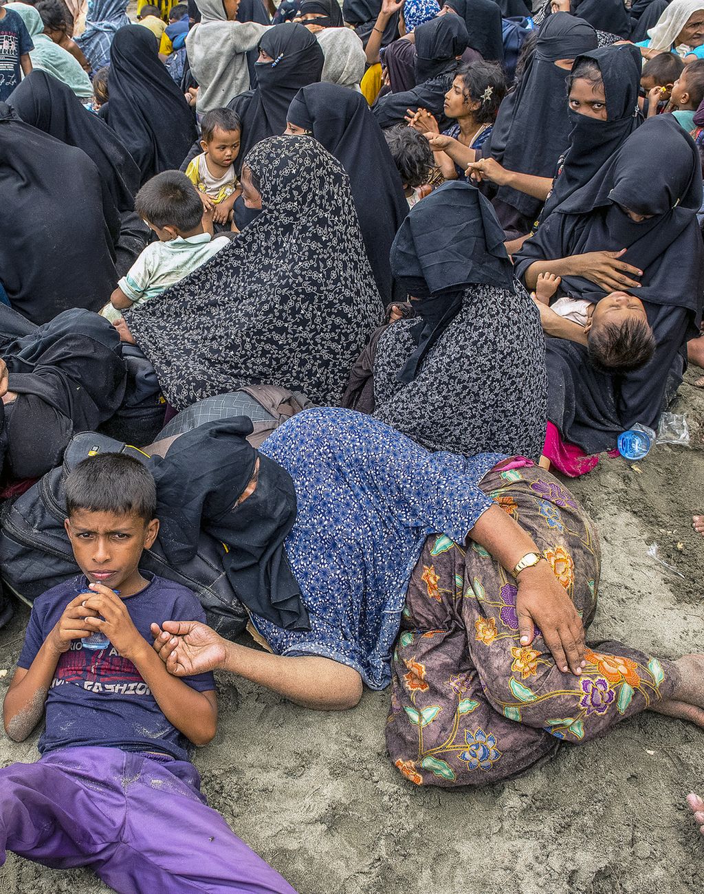 Sejumlah imigran etnis Rohingya beristirahat seusai terdampar di Blang Raya, Kecamatan Muara Tiga, Kabupaten Pidie, Aceh, Selasa (14/11/2023). Sebanyak 196 imigran etnis Rohingya yang terdiri dari 61 orang laki-laki, 69 orang perempuan, dan sisanya anak-anak menaiki perahu dan terdampar di pantai Desa Blang Raya.