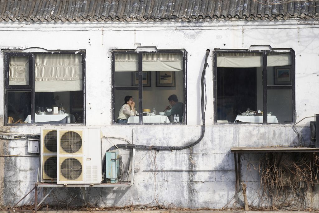 Sepasang laki-laki dan perempuan menikmati santapan di sebuah restoran dekat Kota Terlarang di Beijing, China, pada 16 Maret 2024. 