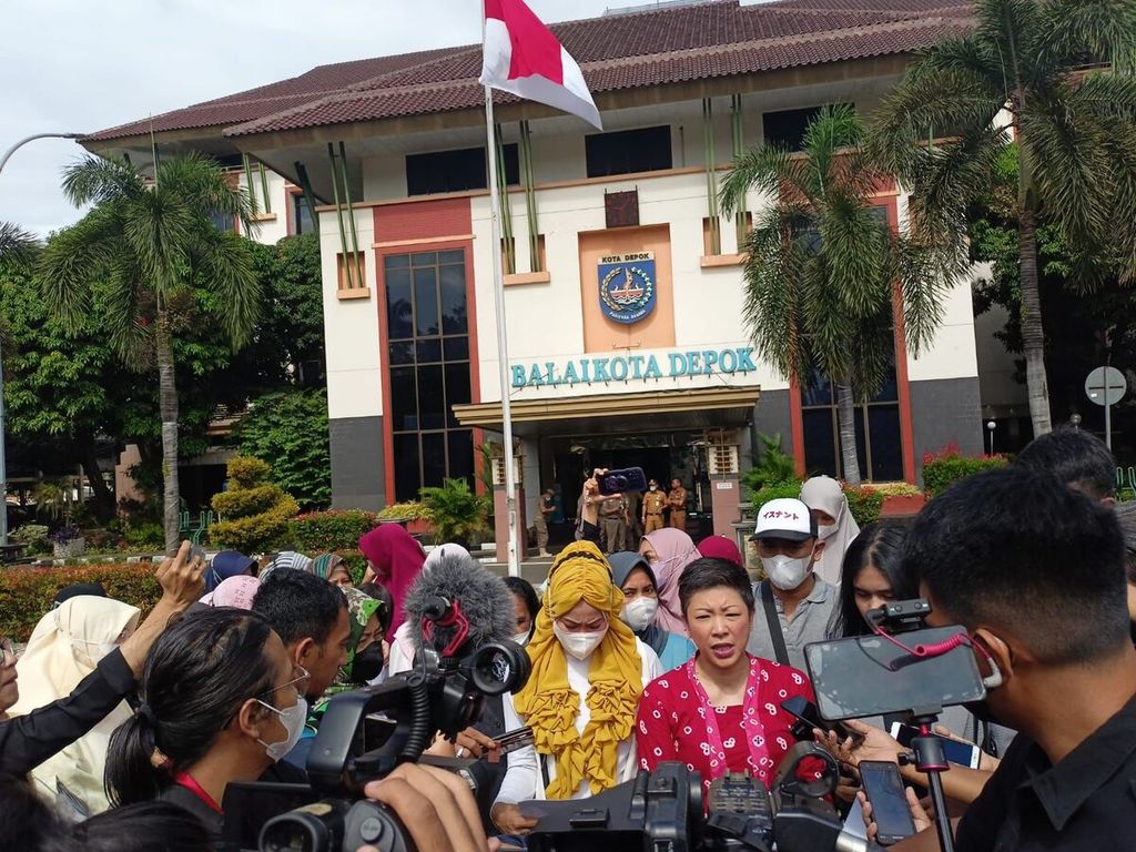 Para wali murid beserta tim kuasa hukum memberikan keterangan terkait gugatan administrasi terhadap Pemerintah Kota Depok, Jawa Barat, Senin (9/1/2023).