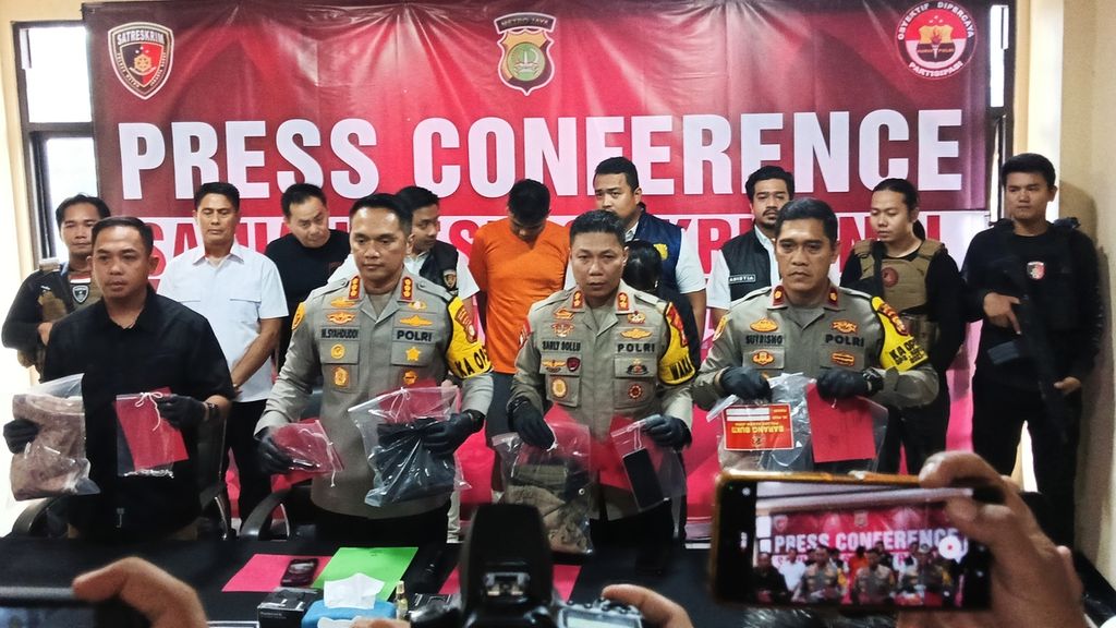 The West Jakarta Metropolitan Police Chief, Commissioner Syahduddi (second from the left), along with his staff, presented the evidence from the discovery of a premeditated murder case at the West Jakarta Metropolitan Police headquarters on Friday (24/5/2024).