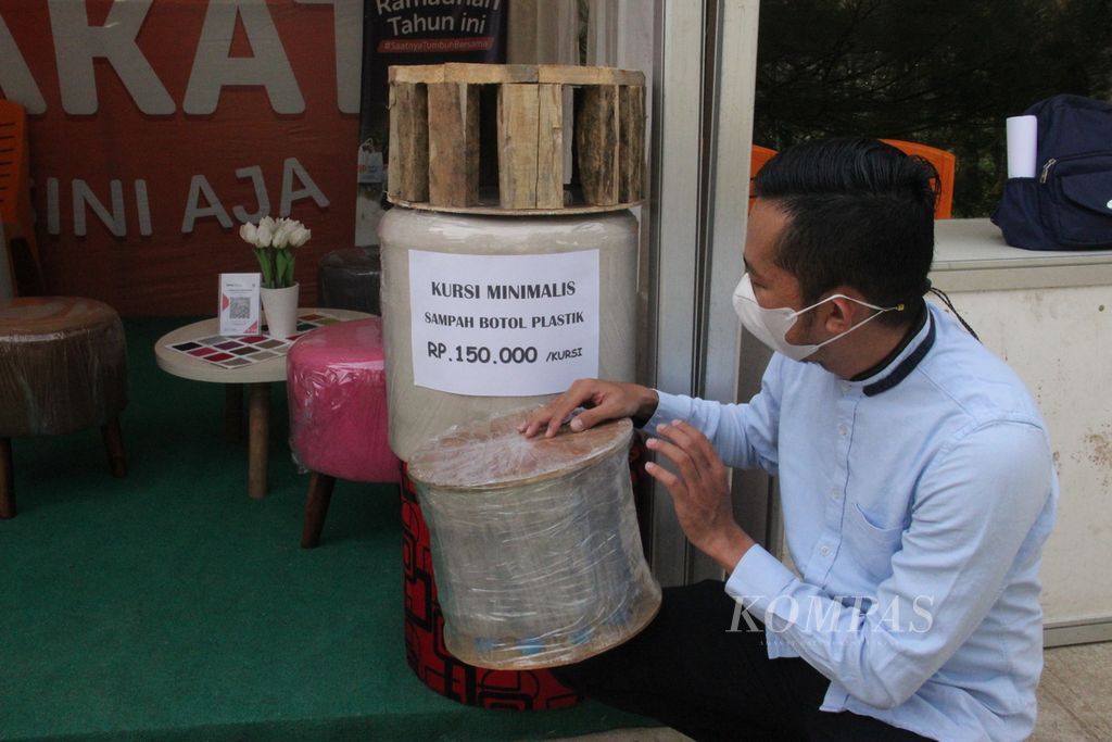 Asrul Putra Nanda, Branch Manager Rumah Zakat Provinsi Kalimantan Barat, sedang menunjukkan kursi dari botol plastik bekas di stan Rumah Zakat pada acara Pontianak Kampong Ramadhan 2022 Kreatif, Minggu (3/4/2022).