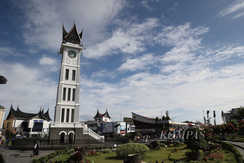 Terlihat Jam Gadang di Kota Bukittinggi, Sumatera Barat, 14 Juni 2023. Bangunan ikonik yang menjadi cagar budaya ini dibangun pada tahun 1926 berdasar inisiatif dari Hendrik Roelof Rookmaaker, sekretaris kota atau <i>controleur </i>Fort de Kock (sekarang Kota Bukittinggi) pada masa pemerintahan Hindia Belanda. 