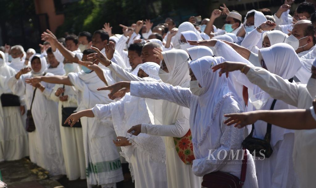 Calon anggota jemaah haji melempar jumrah saat manasik haji di Asrama Haji Embarkasi Surabaya, Kota Surabaya, Jawa Timur, Minggu (22/5/2022).