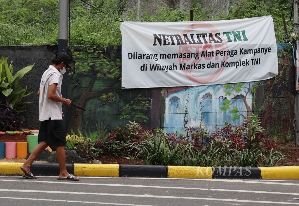 Spanduk bertuliskan netralitas TNI pada Pemilu 2024 terpasang di kawasan Kebayoran Lama, Jakarta, Rabu (3/1/2024). 