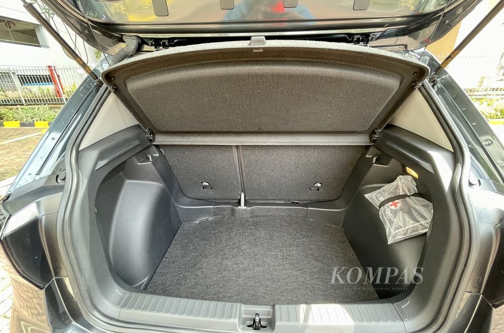 Ruang bagasi VW T-Cross berkapasitas 385 liter dan kursi baris kedua bisa dilipat untuk menambah luasnya.