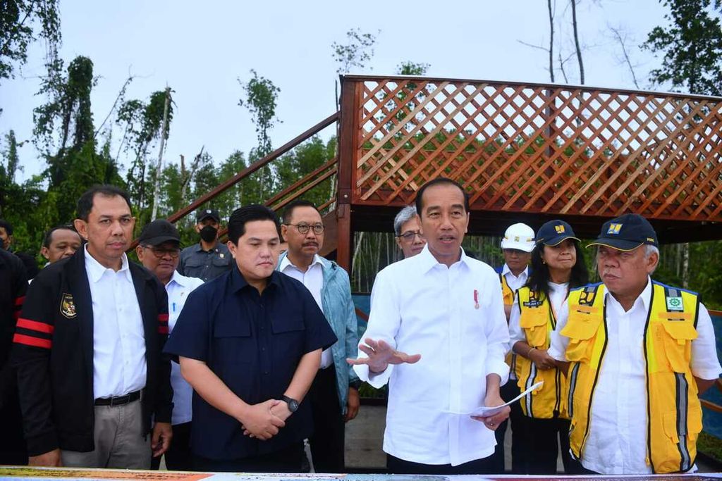 Presiden Joko Widodo berbincang dengan sejumlah menteri saat meninjau pembangunan Ibu Kota Nusantara (IKN) di Kalimantan Timur, Jumat (24/2/2023).