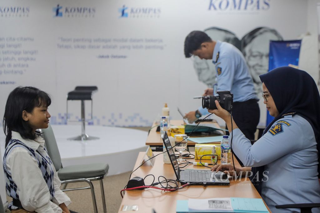 Immigration officers photographed the faces of passport applicants at the Kompas Institute, Kompas Gramedia Unit II Building, Palmerah, Jakarta on Tuesday (18/7/2023). The Jakarta Barat Non-TPI Class I Immigration Office held the Eazy Passport program for Kompas Gramedia employees.