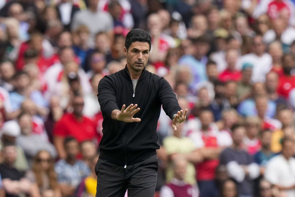 Manajer Arsenal Mikel Arteta menenangkan para pemainnya saat menghadapi Brighton and Hove Albion dalam ajang Liga Inggris di Stadion Emirates, London, Sabtu (31/8/2024). 