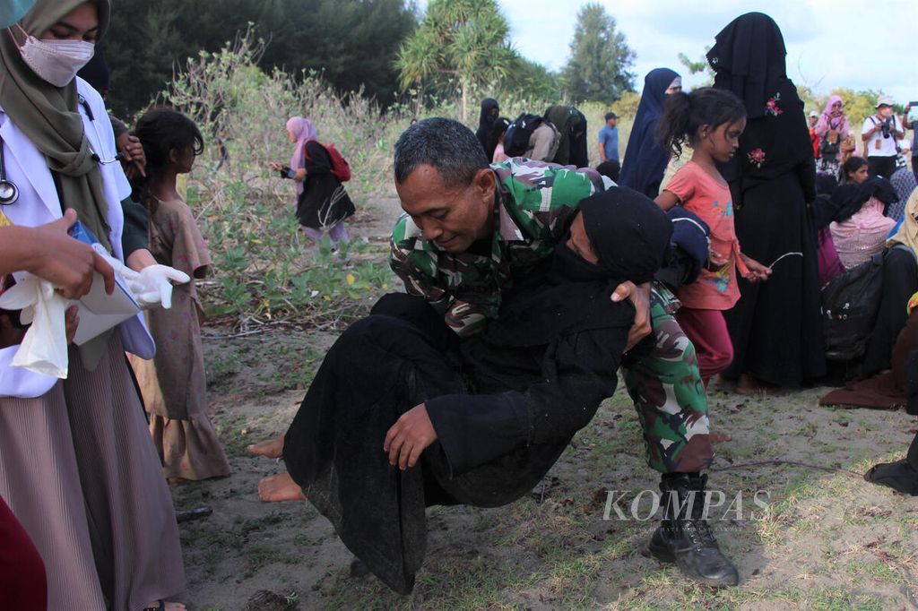 Pengungsi etnis Rohingya yang berlayar dari Bangladesh pada Minggu (8/1/2023) terdampar di Pantai Kuala Gigeng, Desa Lam Nga, Kecamatan Mesjid Raya, Kabupaten Aceh Besar, Aceh. Jumlah pengungsi yang terdampar sebanyak 184 orang. 