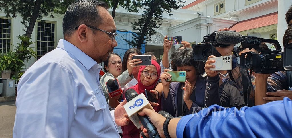Menteri Agama Yaqut Cholil Qoumas memberikan keterangan kepada wartawan di Kompleks Istana Kepresidenan, Jakarta, Senin (6/11/2023).