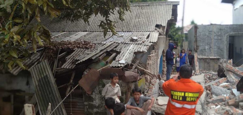 Rumah warga hancur terdampak kebakaran di Gudang JNE, Jalan Perkapuran, Kelurahan Curug, Kecamatan Cimanggis, Depok, Jawa Barat, Senin (12/9/2022) pagi.